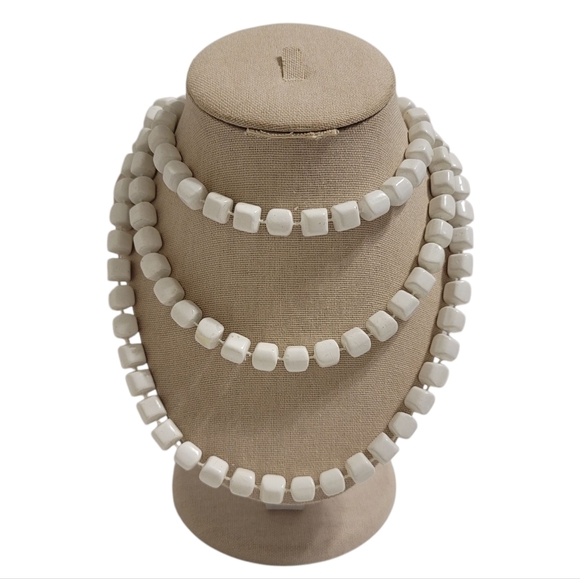 Vintage Jewelry Long Strand Of Chunky White Minimalist Mod Retro Hollow Beads - Picture 2 of 5